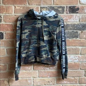 Camo cropped hoodie